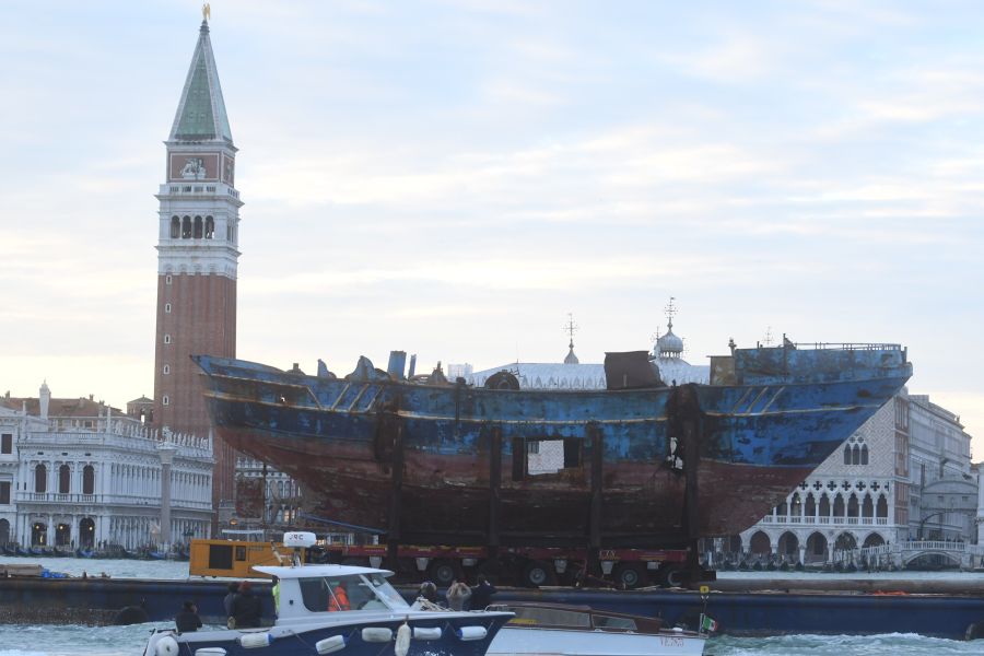 The boat of the massacre of 700 migrants transported to the Venice