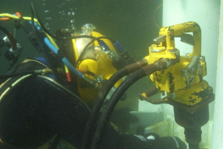 Underwater work equipment